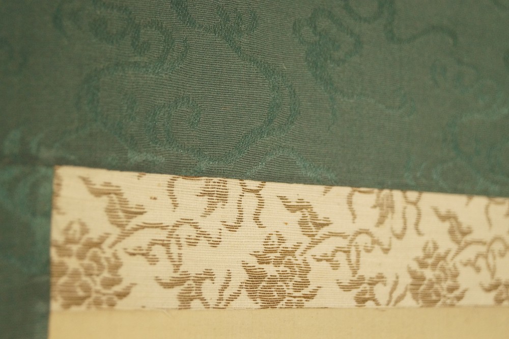 Gruener Damast und Brokatrand Eckdetail Montierungsdetail