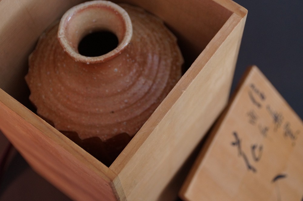 Shigaraki Vase by Takahashi Rakusai in Storage Box