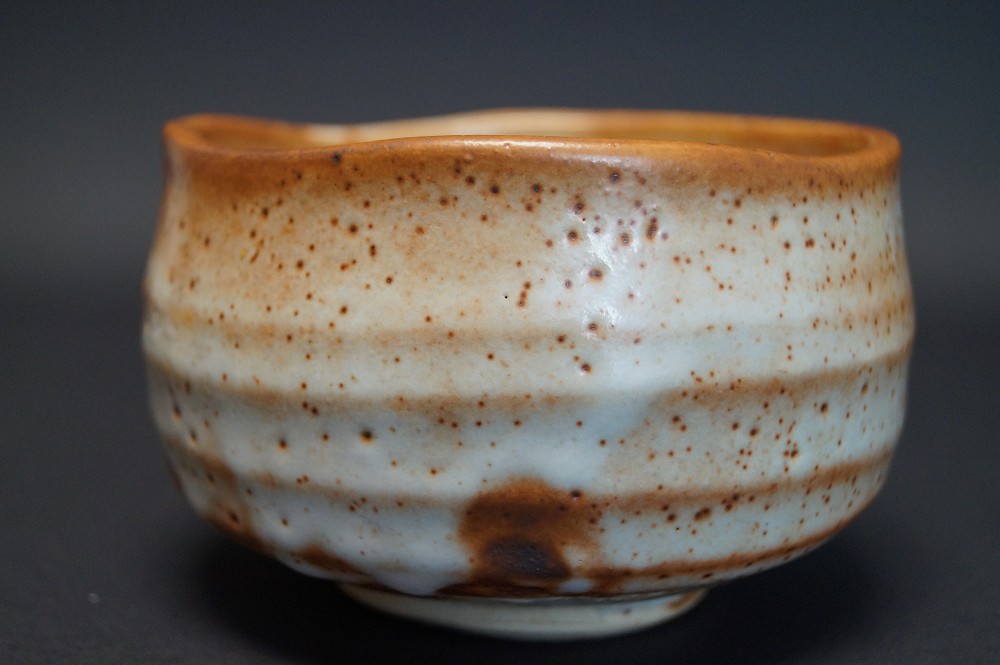 Handgetöpferte japanische Teeschale (Chawan) Shino Keramik Shuichi Sawada