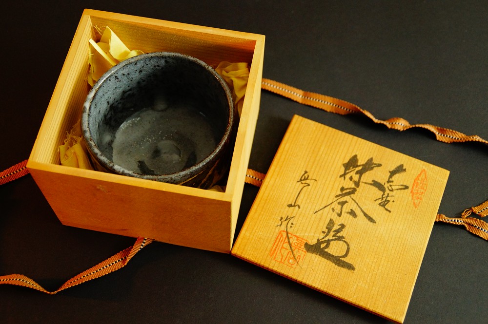 Chawan Tea Bowl Made of Oribe Ware by Ito Shinzan in Storage Box