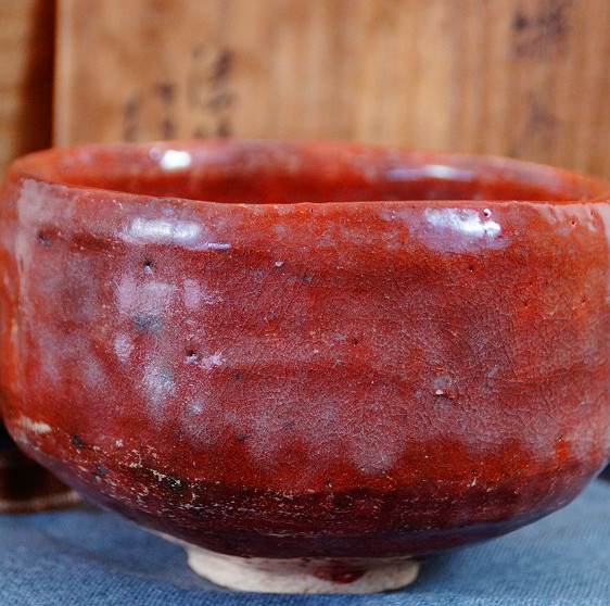 Chawan made of Raku ware by Sairi Hotoku in front of the storage box on blue cloth