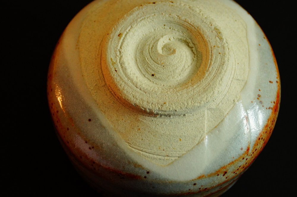 Chawan Tea Bowl Made of Shino Ware by Seizan Base Close-Up 2