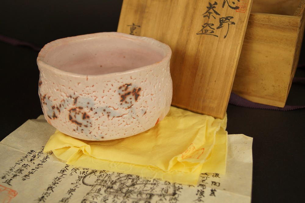 Handgetöpferte japanische Teeschale (Chawan) Shino Glasur von Jyuzo Sato