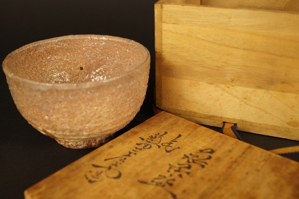 Hagi tea bowl with signed storage box front view with storage box