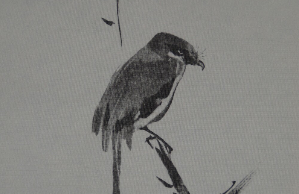 Detailansicht einer Sumi-e-Tuschemalerei von Miyamoto Musashi mit einem Würger auf einem kahlen Ast.