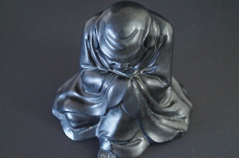 Bodhidharma Daruma Figur aus schwarzem Porzellan Rueckansicht