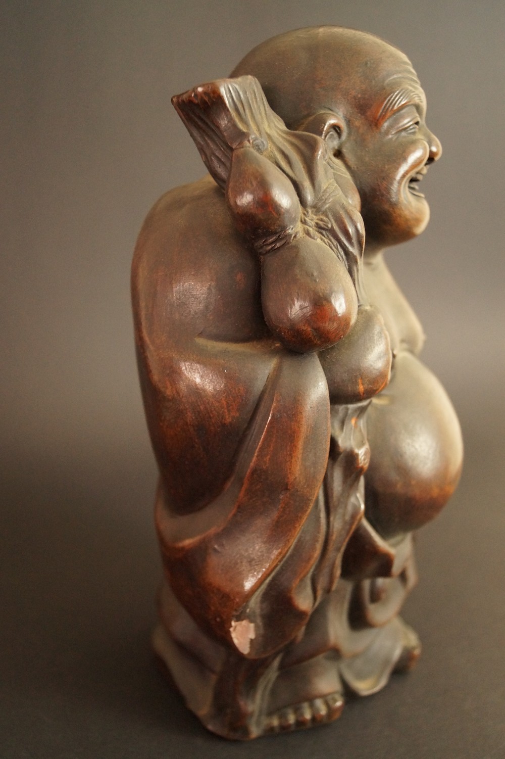 Hotei Bizen-Figur Seitenansicht 3
