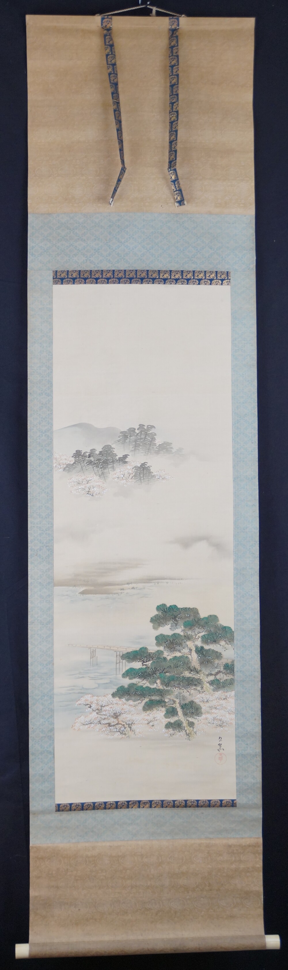 Fruehling-Rolle des 2er Sets Kakemono Ikeda Kyuka in der Gesamtansicht mit Kiefern, Kirschblueten und See und hellblauer Rautenmontierung
