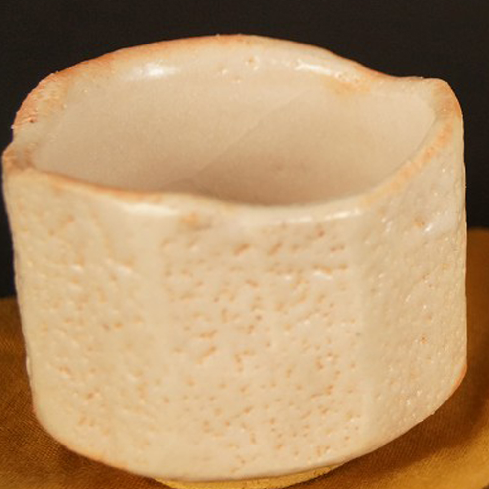 Handgetöpferte japanische Sake Schale (Guinomi) Shino Keramik von Makita Hiroyoshi