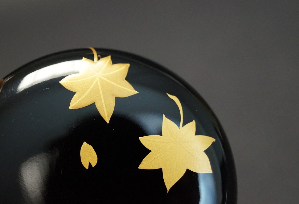 Makie natsume by Sekizen maple leaves close-up detail