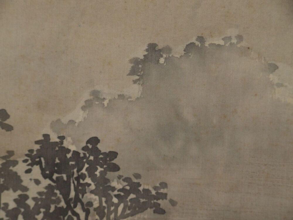 Weitere Detailansicht der Baumsilhouette im Nebel im Kakemono Vollmond ueber nebeliger Landschaft