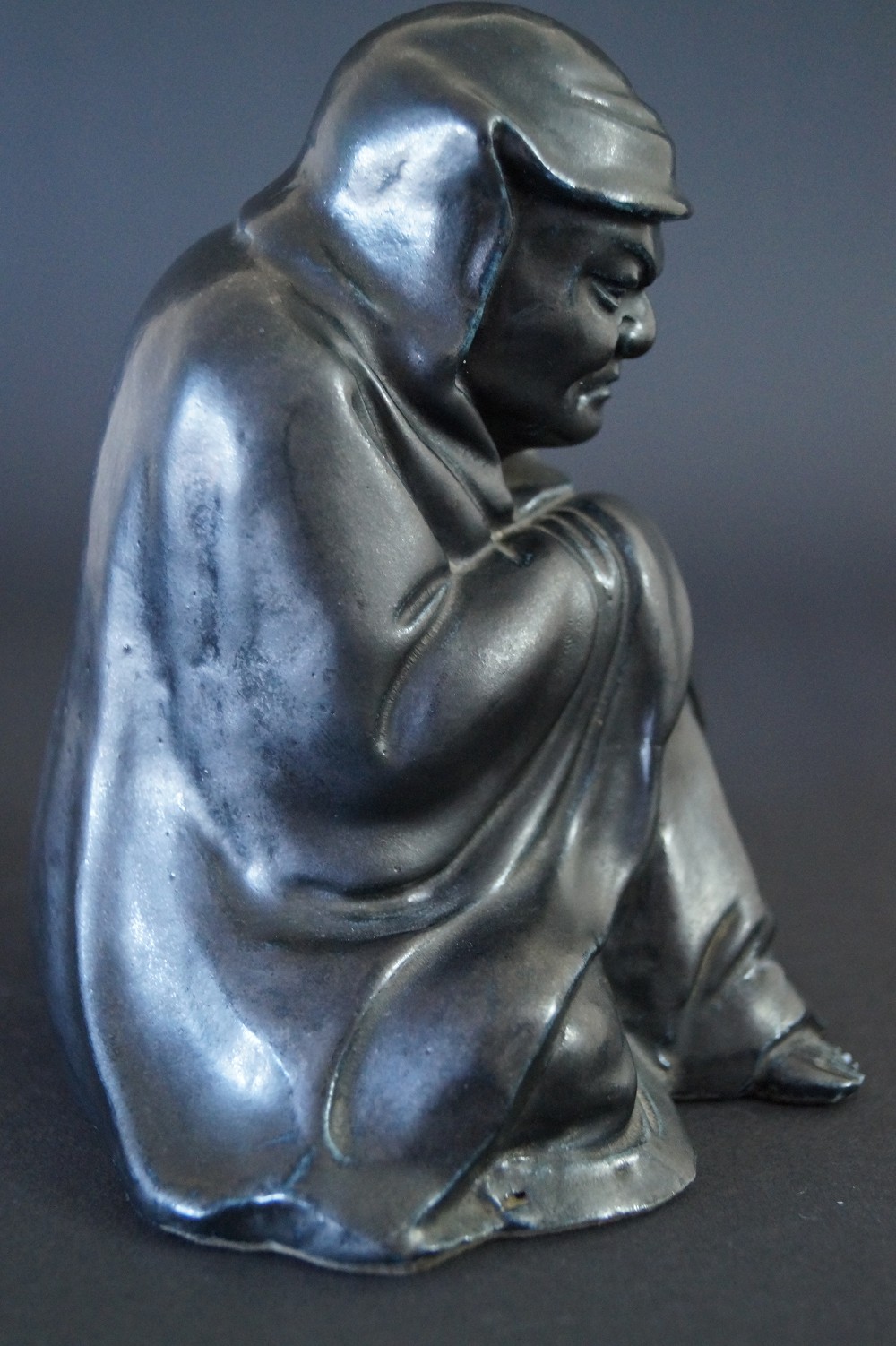 Bodhidharma Daruma Figur aus schwarzem Porzellan Seitenansicht 2