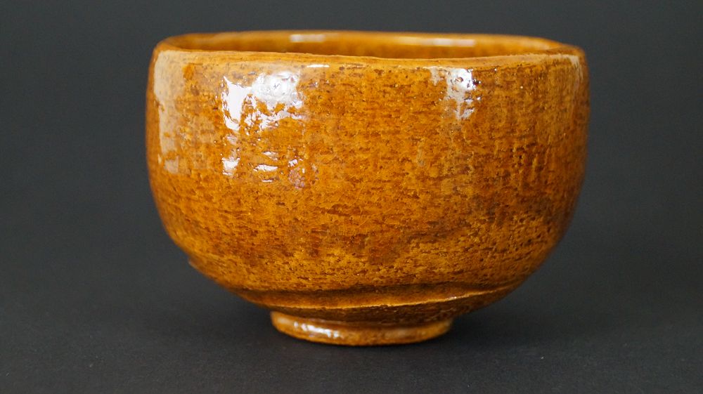 Weitere Ansicht der Chawan Teeschale aus Ohi-Keramik mit sichtbarem gestuftem Standfuss