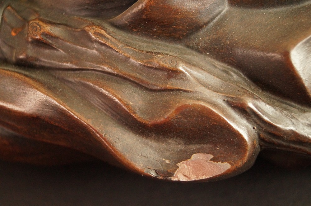 Hotei Bizen-Figur Gewand-Motiv Nahaufnahme