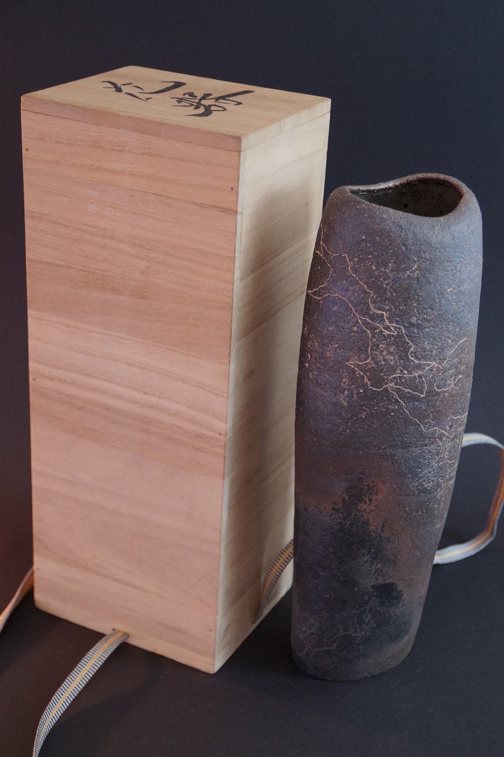 Kasama Vase by Kashiwa Touen Hobun Front View with Storage Box