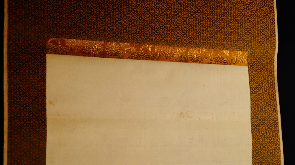 Detail der oberen Montierung des Kakemono mit goldenem Blueten-Brokat