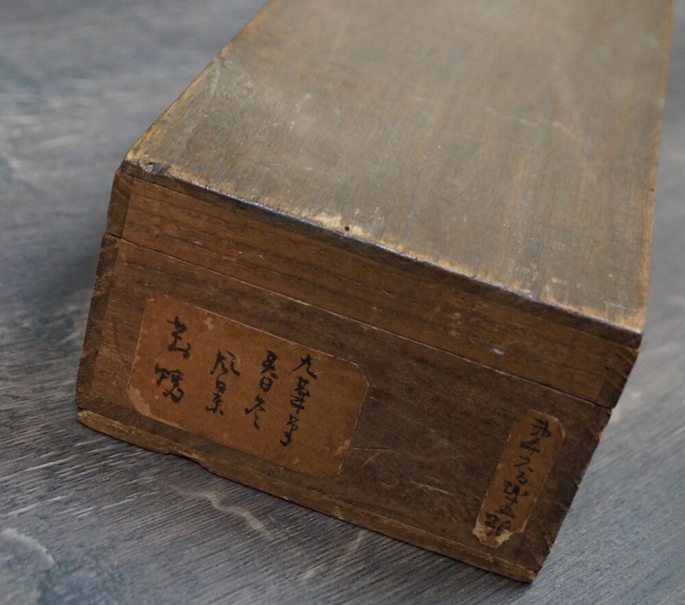 Nahaufnahme der Holzbox mit handschriftlicher Tuschebeschriftung Ikeda Kyuka des 2er Sets Kakemono Winter und Fruehling