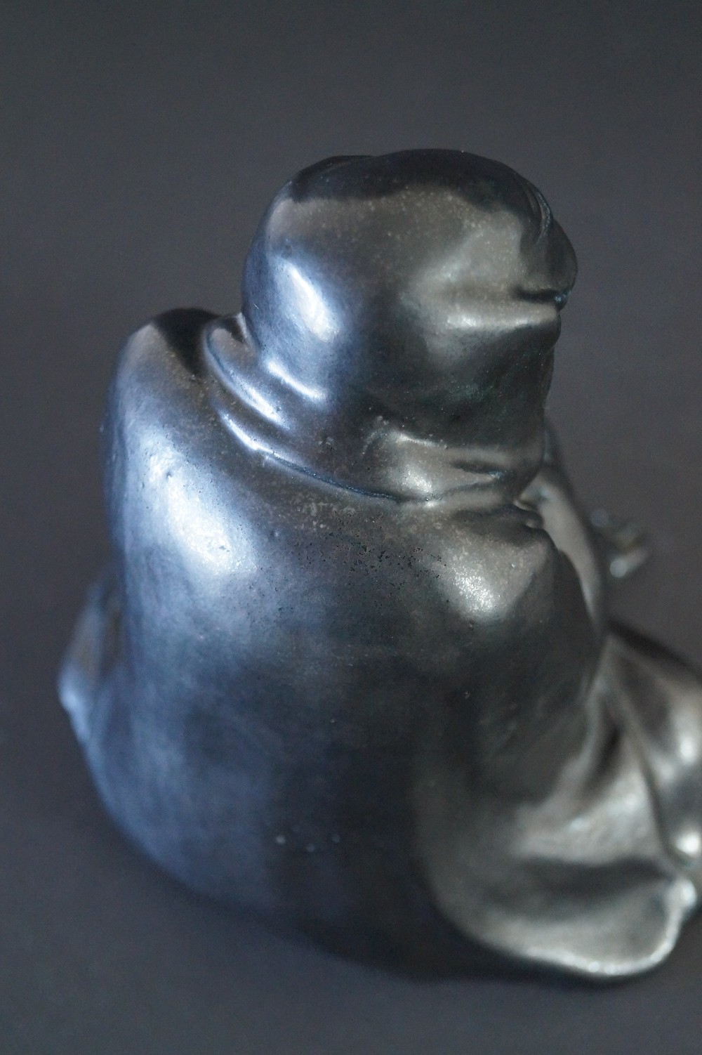 Bodhidharma Daruma Figur aus schwarzem Porzellan Kapuze Nahaufnahme