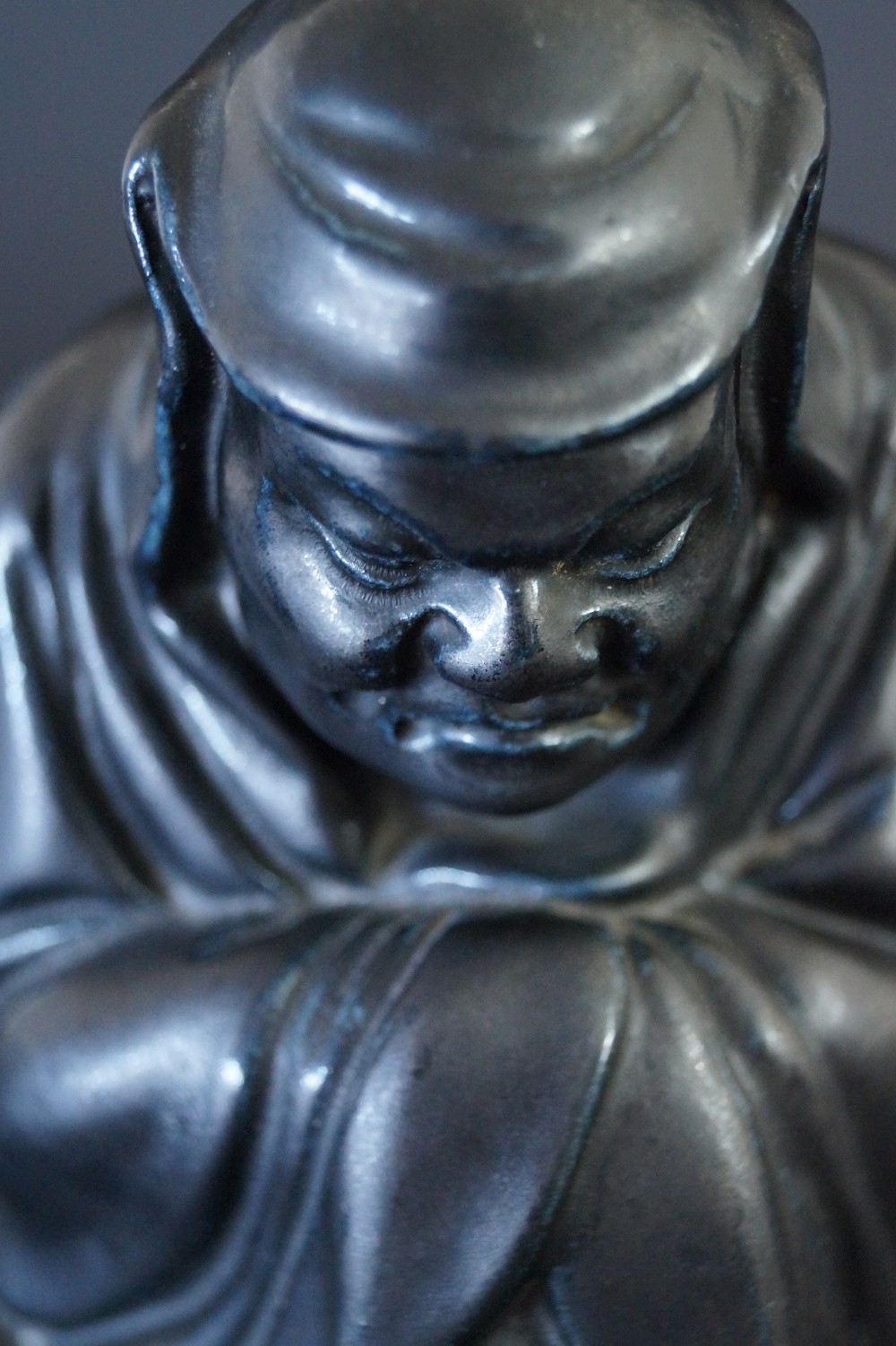 Bodhidharma Daruma Figur aus schwarzem Porzellan Gesicht Nahaufnahme 3
