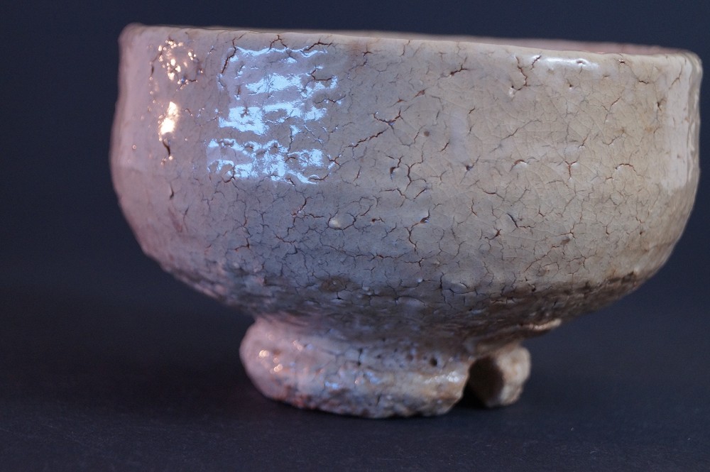 Close-up of the rim with fine crackle network