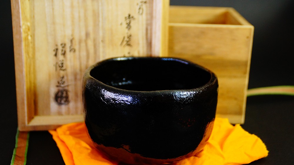 Chawan Tea Bowl Made of Raku Ware by Ono Kyuko Front View with Storage Box