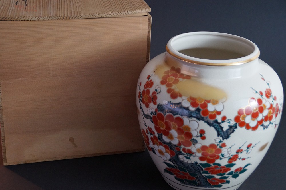 Kutani Vase by Eizan Front View with Storage Box