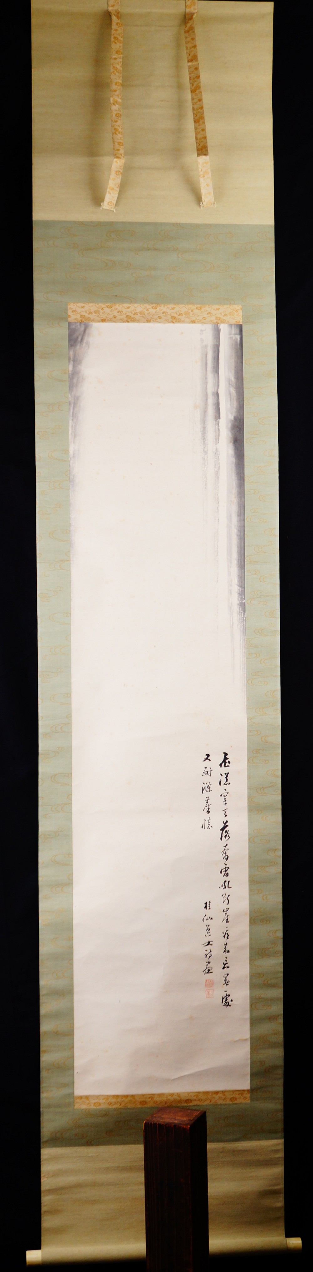 Gesamtansicht des Kakemono mit dem reduzierten Wasserfallmotiv von Ikeda Keisen, aufgehaengt mit Holzstaender