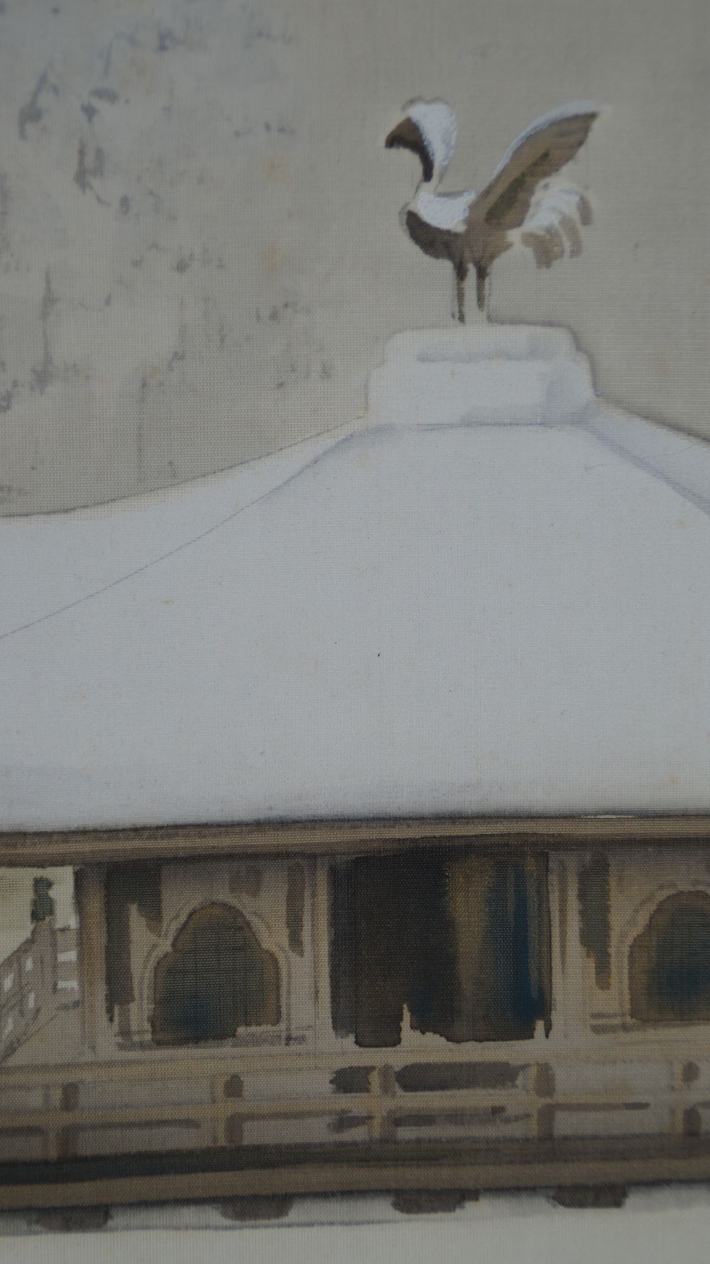 Nahaufnahme der Voegelfigur auf der Dachspitze des schneebedeckten Klosters im Kakemono Verschneites Kloster am stillen See