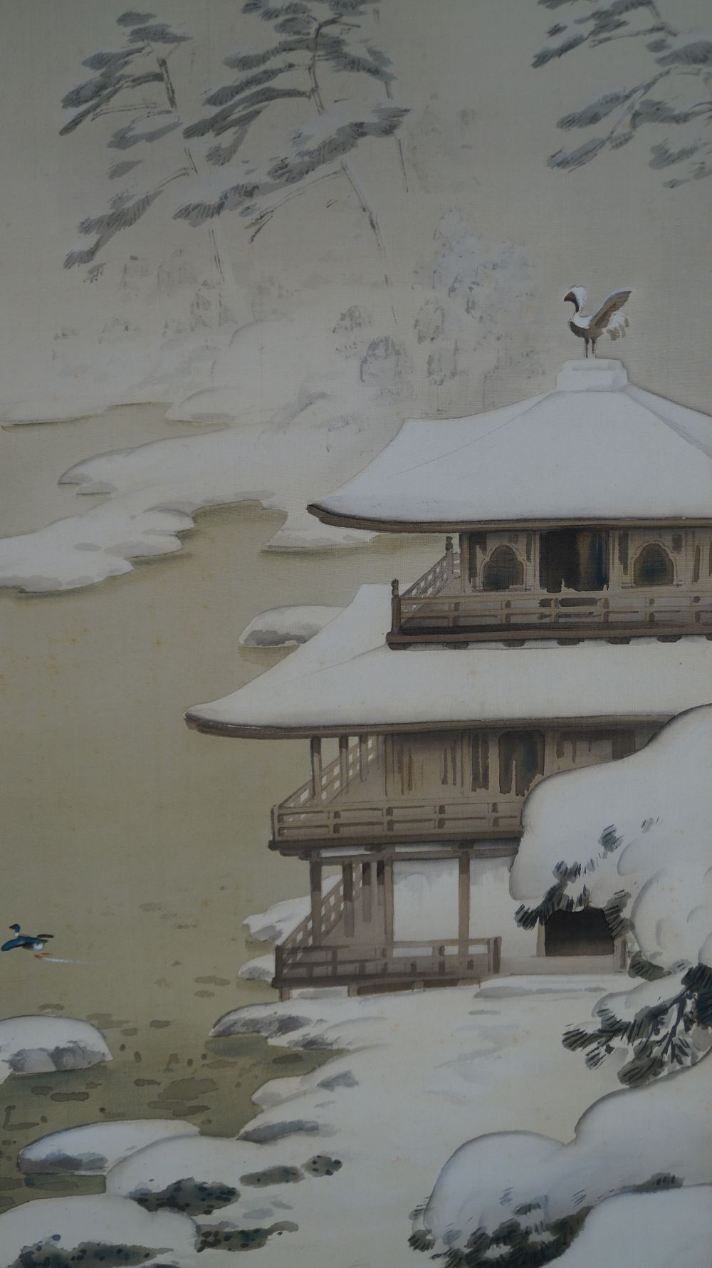 Weitere Nahaufnahme des schneebedeckten Klosters am Ufer mit fliegender Ente im Kakemono Verschneites Kloster am stillen See