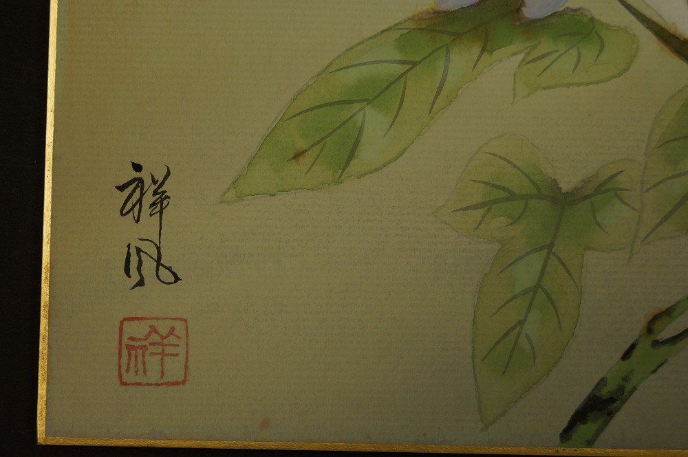 Detailansicht von Blättern, Künstlersignatur und Siegel auf dem Shikishi Prunkwinde