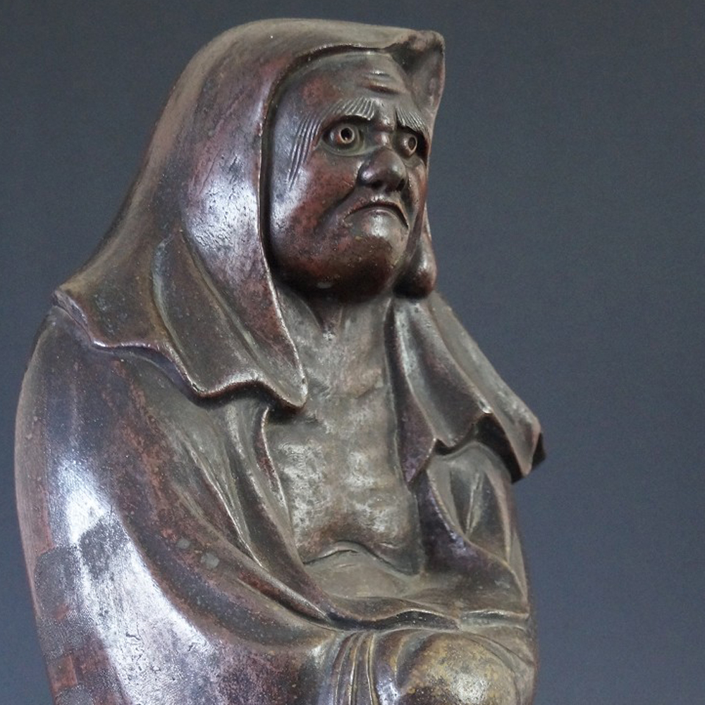 Bodhidharma Daruma Figur aus Bizen Keramik Motiv Nahaufnahme Vorschau