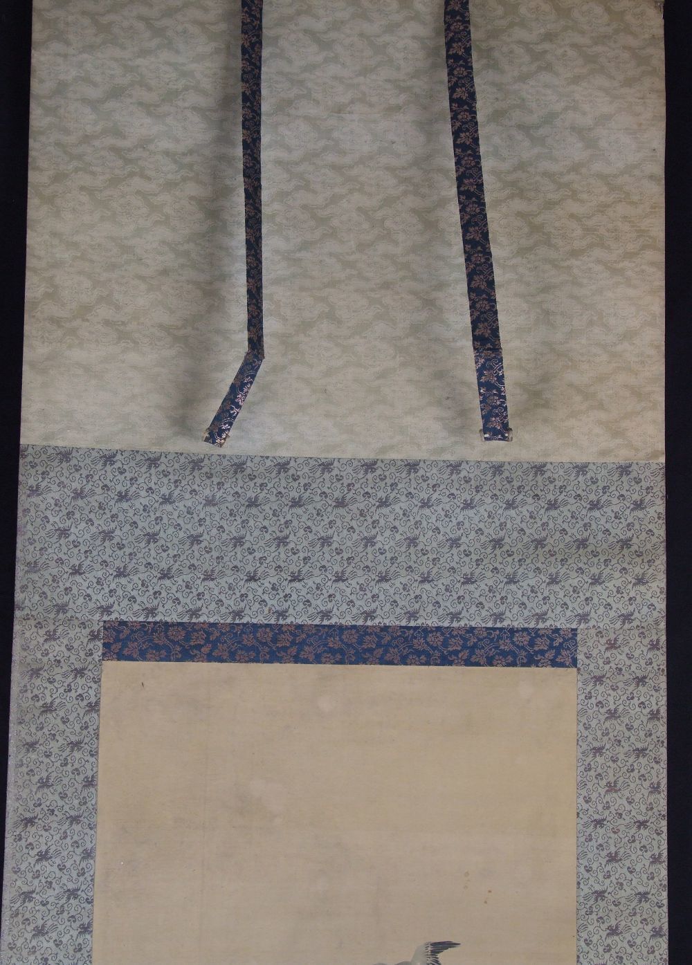 Detail view of the upper mounting section with hanging cords of the kakemono set