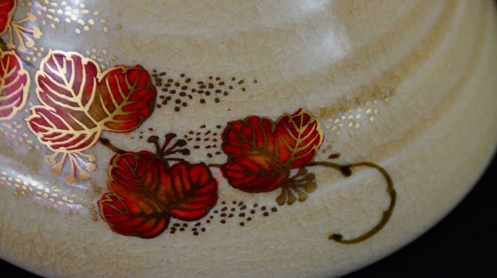 Close-up of the hand-painted maple leaves in red and gold on the chawan made of Satsuma ware by Gyokusen Nozaki