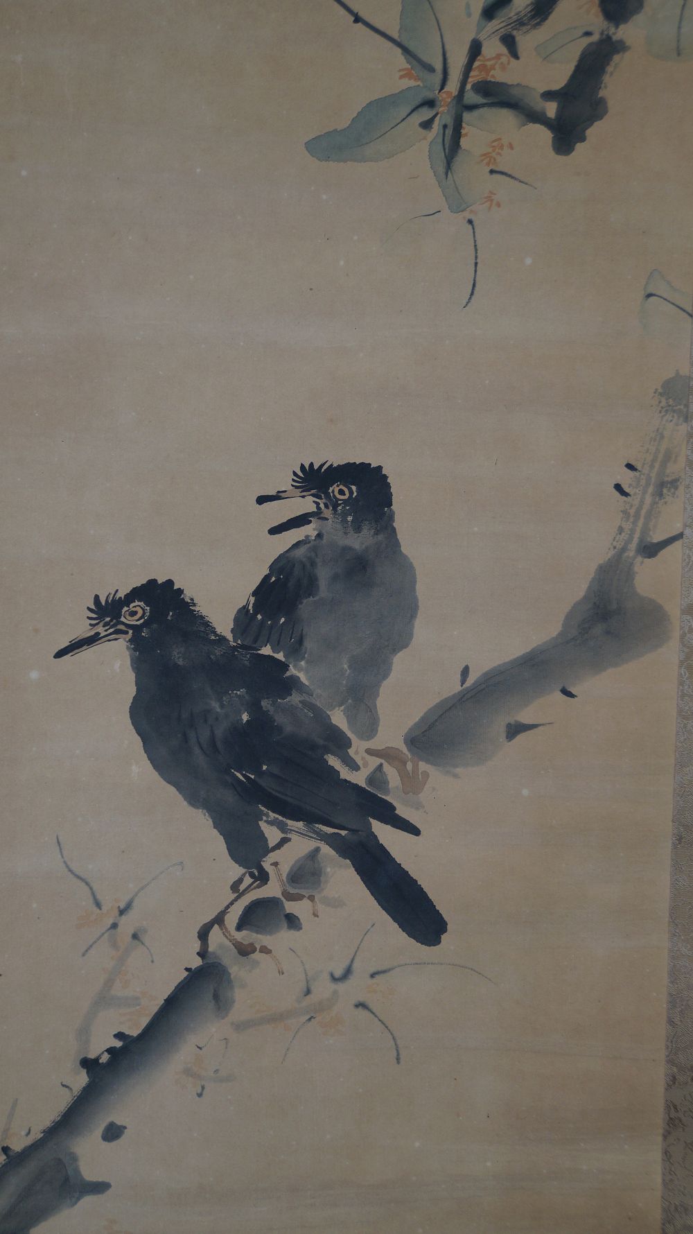 Nahaufnahme der beiden auf dem Ast sitzenden Voegel mit bluehendem Zweig im Kakemono Zwei Voegel auf einem Baum