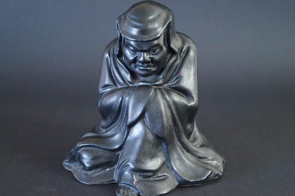 Bodhidharma Daruma Figur aus schwarzem Porzellan Frontalansicht