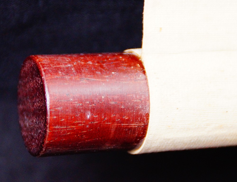 Nahaufnahme des rot lackierten Rollenendes des Kakemono