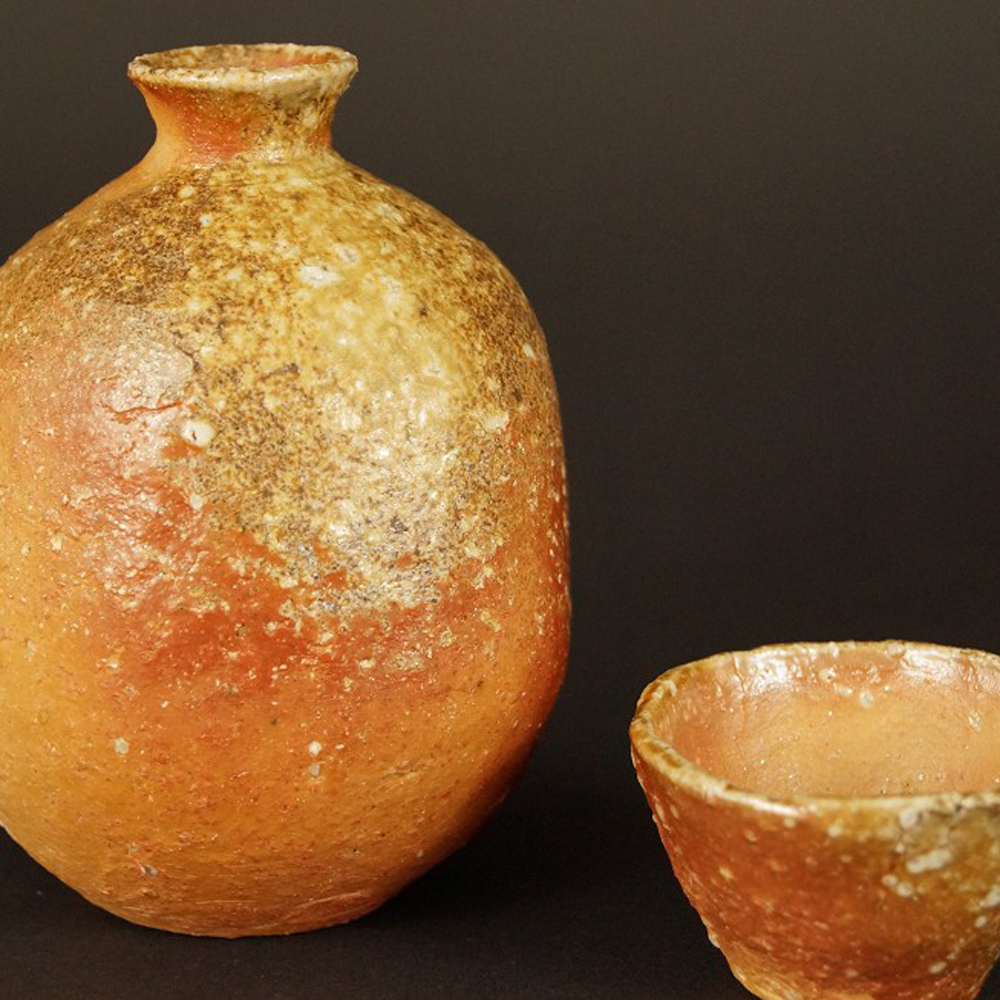 Handgetöpferte japanische Sake Flasche und Schale (Tokkuri, Guinomi) aus Shigaraki Keramik
