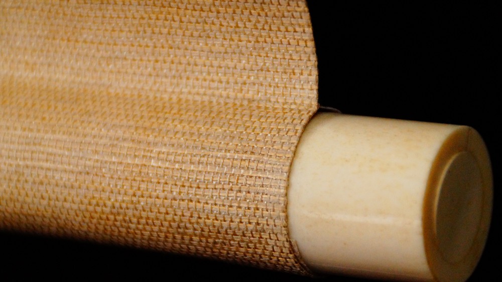 Fruehlingsdoerfchen im Nebel Kakemono Rollendetail Jikusaki aus Knochen