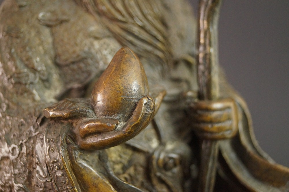 Laotse Figur aus Bronze Hand mit Pfirsich Nahaufnahme