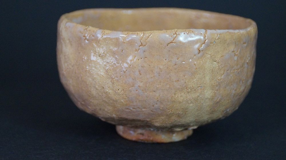 Additional view of the chawan made of Hagi ware from the side