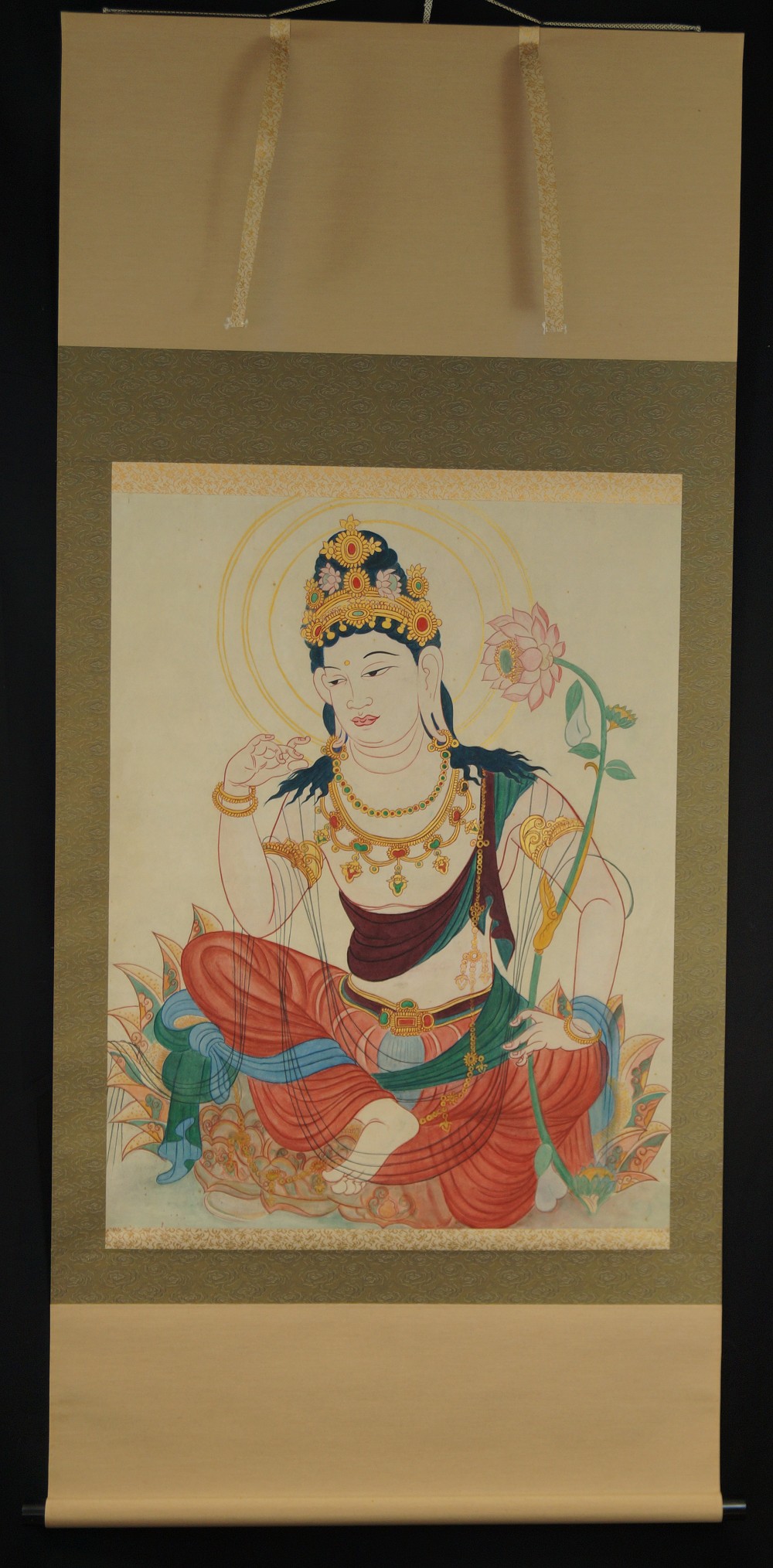 Kannon Bodhisattva full view of hanging scroll