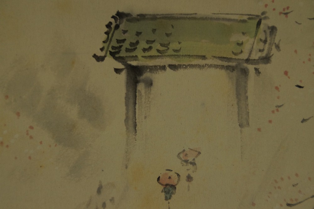 Nahaufnahme des Torii mit der hindurchschreitenden winzigen Wanderfigur