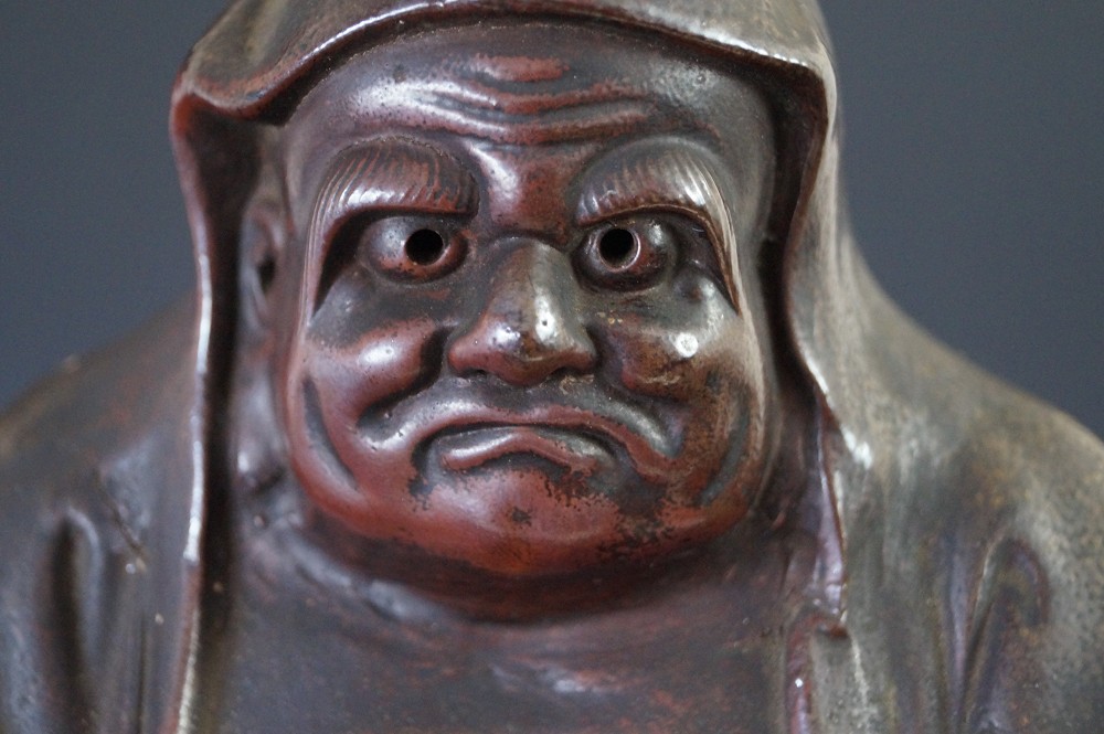 Bodhidharma Daruma Figur aus Bizen Keramik Gesicht Nahaufnahme 1