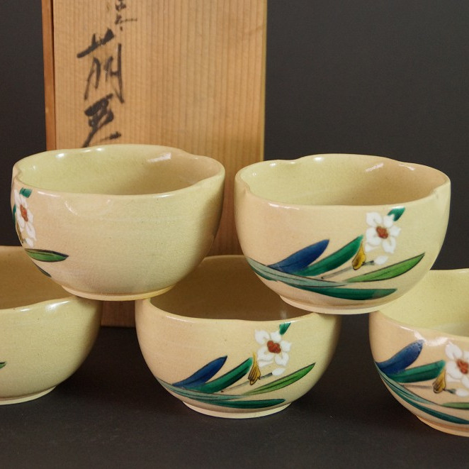 Set of five tea bowls made of Kutani porcelain motif close-up preview