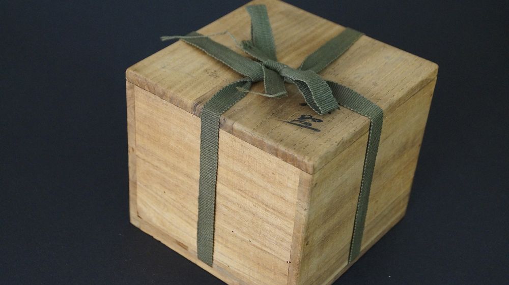 Closed storage box with cotton band of the chawan tea bowl made of Raku ware