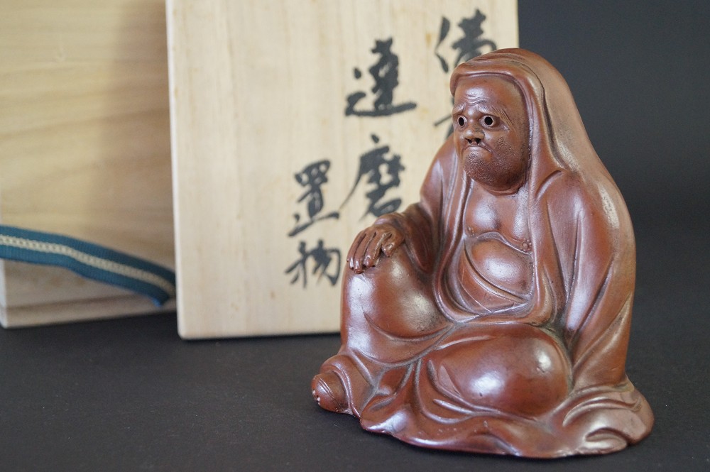 Bodhidharma Figur Frontalansicht mit Aufbewahrungsbox 1