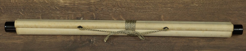 Zusammengerolltes und mit Kordel verschnuertes Kakemono mit Jikusaki aus Holz