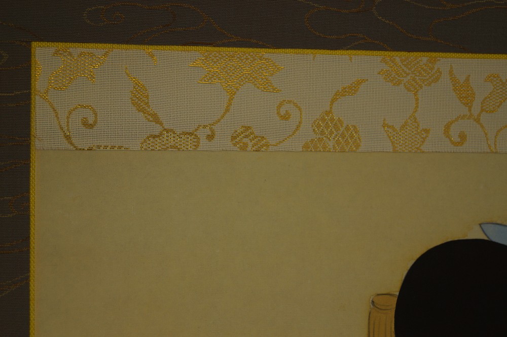 Schoenheit mit Chrysanthemenschmuck im Haar Montierungsdetail