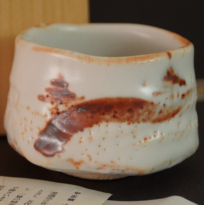 Chawan made of Shino ware by Noritoshi Takagi motif close-up preview