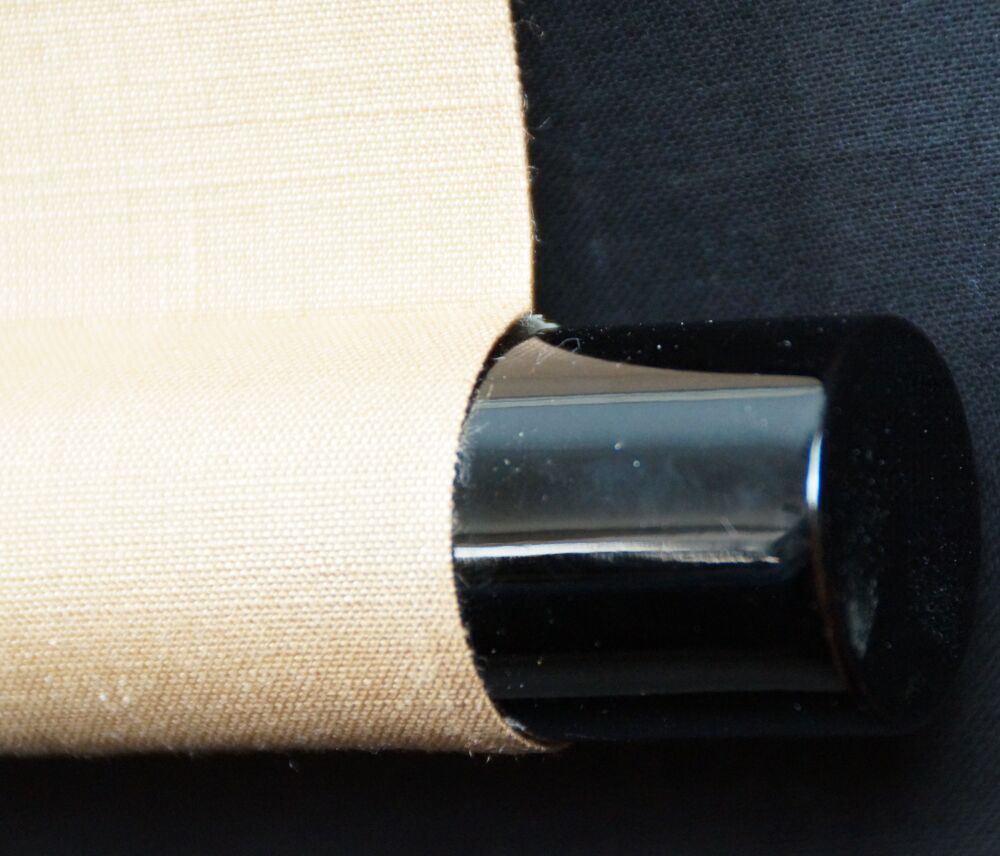 Detailansicht des schwarz lackierten Rollenendes mit cremefarbener Seide der Kalligraphie Ohne Gedanken zum grossen Weg